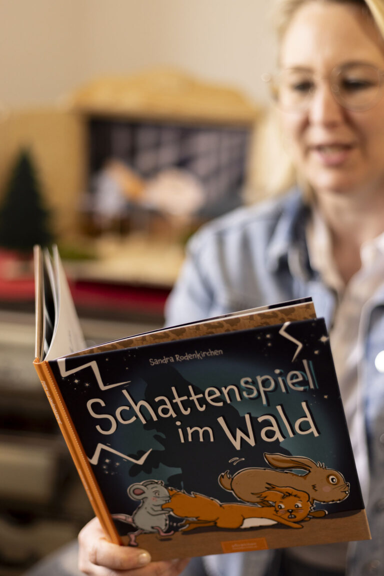 Sandra Rodenkirchen liest aus dem Bilderbuch "Schattenspiel im Wald".